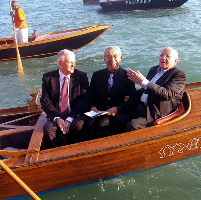 Gorbachev, right, in Venice with conference participants. (CPJ)
