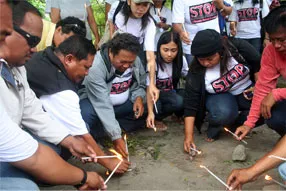 Philippine journalists gather in honor of Dennis Cuesta. (AFP)