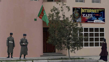 Soldados turkmenos cuidan un café Internet en Ashgabat. (Reuters)