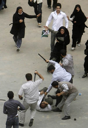 Des agents de sécurité à Téhéran ont bastonné un manifestant à la suite des élections contestées de juin dernier. (AFP)