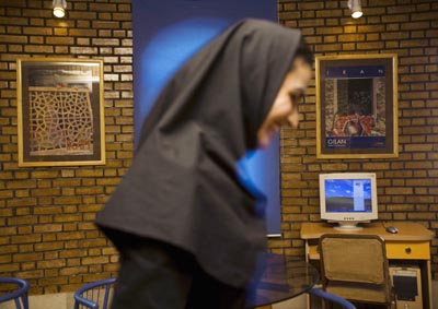 Une femme dans un cybercafé à l'ouest de Téhéran. (Reuters)