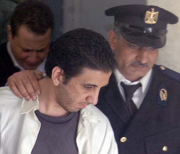 المدون المصري كريم عامر، يقضي حكماً بالسجن لمدة أربع سنوات لإدانته "بإهانة الإسلام". (رويترز)‏