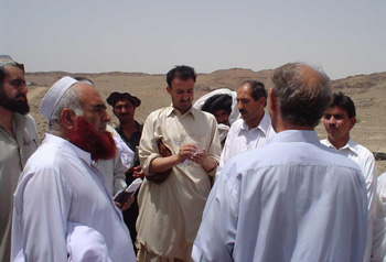 Hayatullah Khan on assignment in 2005. (CPJ)