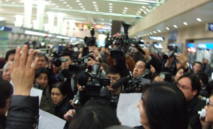 A scrum of reporters met Feng at the Shanghai airport. (Isaac Mao)