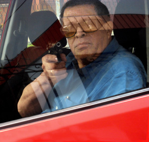 Judge Raúl Rosales Mora and his gun. (Caretas)