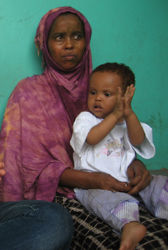 Hashi’s wife, Fartun, and their daughter Caliya. (CPJ/Karen Phillips)