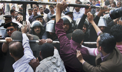 Police clash with protesters in Cairo on Tuesday. (AP)