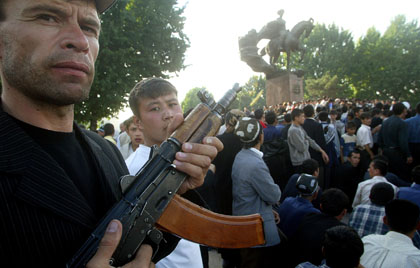Protesters in a square in downtown Andijan, Uzbekistan, on May 13, 2005. (AP/Efrem Lukatsky)