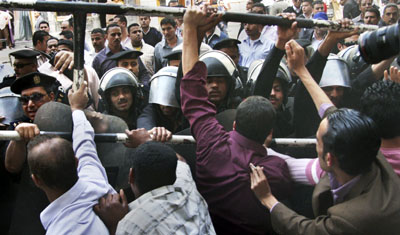 الشرطة تصطدم مع متظاهرين وصحفيين خلال تظاهرة في القاهرة الشهر الماضي. (أسوشيتد برس)