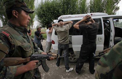 Kyrgyz soldiers at a checkpoint at the Uzbek border on the outskirts of the southern Kyrgyz city of Osh. (AP/Alexander Zemlianichenko)