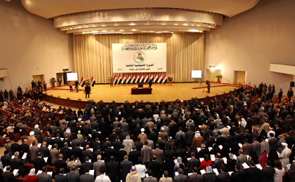 نواب البرلمان العراقي خلال أول جلسة للبرلمان الجديد في 14 يونيو/تموز 2010 حيث لا تزال هناك قوانين جديدة تحمي الصحفيين عالقة في البرلمان