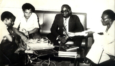 The author, second from left, interviews Foreign Minister Moumouni Djermakoye in 1974. (Courtesy Kobéret Dodo)