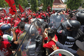 Protesters and police clash outside parliament. (Reuters/Chaiwat Subprasom)