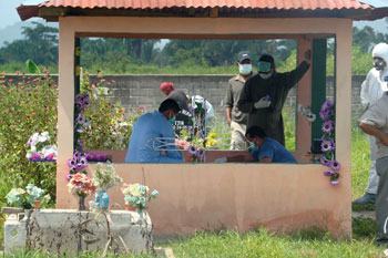 Palacios' remains are exhumed for an autopsy three months after his slaying. (CPJ/Rubén Escobar)