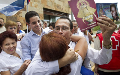 Juan Carlos Herrera Acosta, periodista cubano liberado, recibe un abrazo de bienvenida en su arribo a un hotel de Madrid hoy. (AP/Daniel Ochoa de Olza)