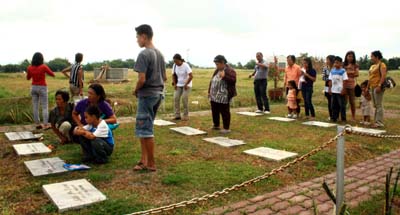 Families at the graves of Maguindanao victims. (Aquiles Zonio)