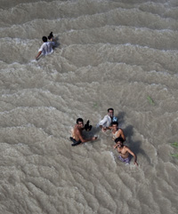 Flood victims await rescue in Pakistan's Punjab province today. (Reuters/Adrees Latif)