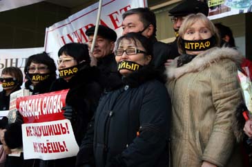 Protesters decry the 2009 closing of the weekly Taszhargan. (Respublika)