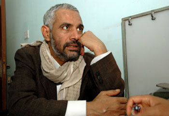 تعرض المحرر محمد المقالح للاختطاف على يد عملاء للحكومة، وتم احتجازه وعزله عن العالم الخارجي لمدة خمسة أشهر. (وكالة فرانس برس/ محمد حويس)