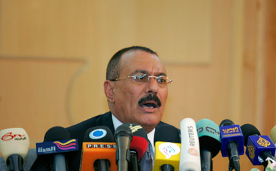 حكومة الرئيس علي عبدالله صالح ترفق القمع العنيف مع أساليب تشريعية جديدة. (رويترز/ خالد عبدالله)