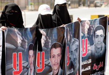 متظاهرون في صنعاء أعربوا عن استنكارهم لعمليات الاحتجاز خارج نطاق القانون. (رويترز/خالد عبدالله)