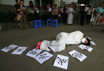 A protester shows support for Deng Yujiao. (AFP)