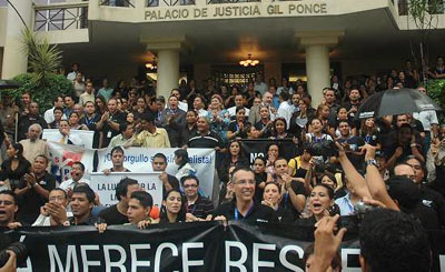 Jornalistas panamenhos organizam manifestação em frente à Suprema Corte pela retirada da difamação da esfera penal. (laestrella.com.pa)
