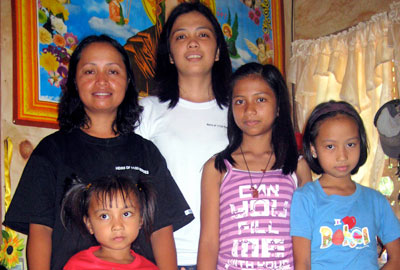 Grace Morales, left, with her three children and niece. (CPJ/María Salazar-Ferro)