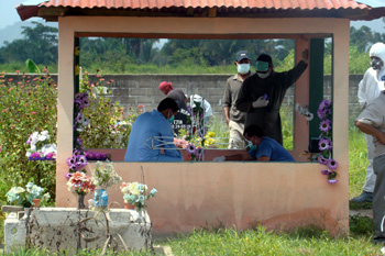 Honduran authorities exhume a reporter's body for an autopsy, three months after the slaying. (CPJ/Rubén Escobar)