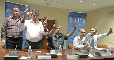 Five of 17 journalists released from Cuban prisons give a press conference on their arrival in Madrid in July. They have since told CPJ they suffered torture in jail. (AP/Paul White)