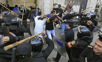 Riot police clash with protesters in Cairo today. (Reuters/Goran Tomasevic)