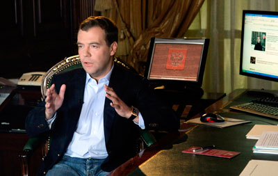 Президент России Дмитрий Медведев ведет собственный блог, но критики обвиняют его правительство в использовании различных методов для подавления независимых голосов в интернете. (Рейтер)