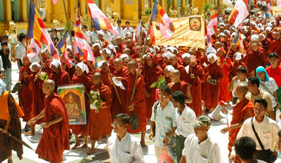 هذه الصورة التقتها صحفي للصوت الديمقراطي في بورما، وكالة انباء الكترونية في المنفى: الرهبان البوذيين يقودون احتجاجات ضد الطغمة العسكرية البورمية (DVB-AP)