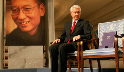 كرسي شاغر لليو تشياوبو خلال حفل التكريم بجائزة نوبل وعدم وجود دعم من المؤسسات الدولية (Reuters)