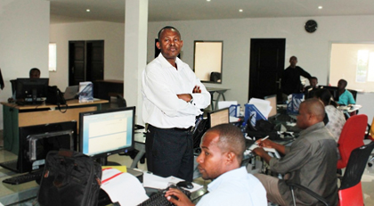 Ali Moindjié in his newsroom. (Abidina Mschinda)