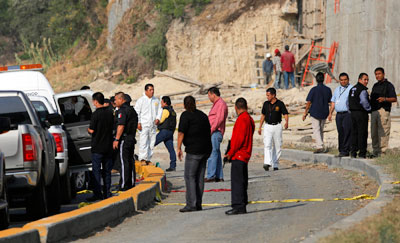 Police at a crime scene where the slain body of local television entertainer Jose Luis Cerda was found. (Reuters/Tomas Bravo)