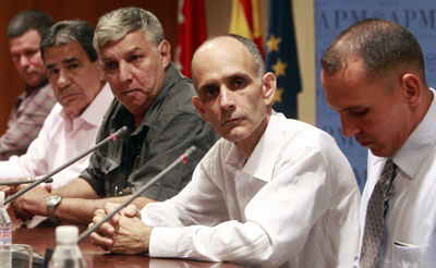 José Luis García Paneque, center, at a news conference in Madrid in July, with other freed Cuban journalists. (Reuters/Andrea Comas)