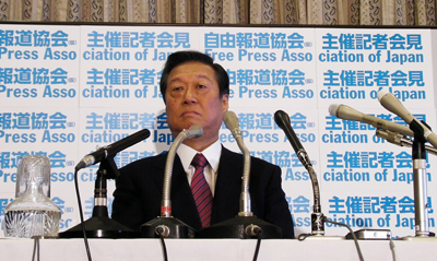 MP Ihiro Ozawa addresses a FPAJ press conference. (Michiyoshi Hatakeyama)