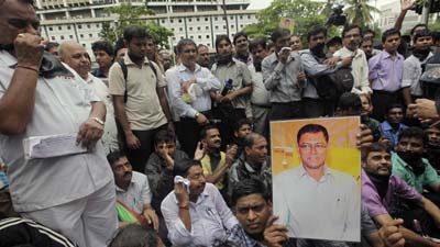 Mumbai journalists pay tribute to J Dey. (AP/Rajanish Kakade)