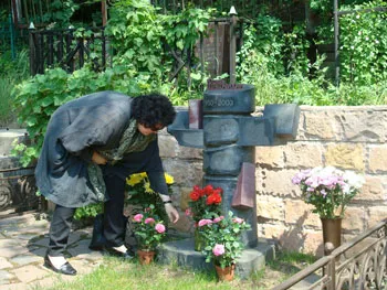 Супруга журналиста, Надежда, на его могиле. (КЗЖ/Нина Огнянова.)