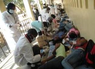 Doctors help fainting victims at a hospital in Luanda. (Radio Ecclesia)
