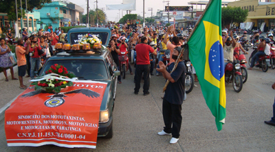 Una multitud en el funeral del periodista Valderlei Canuto Leandro. (Blog Da Floresta)