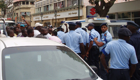 Police and protesters in Luanda's Independence Square. (Alex Neto)