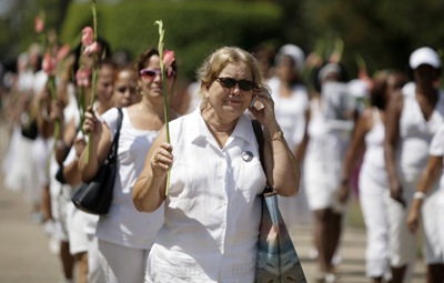 Pollán lidera las Damas de Blanco en marzo de 2011 (AP/Javier Galeano)
