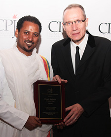 Kebede, left, is presented with a 2010 CPJ award by Wall Street Journal editor Robert Thomson. (Afrikanspot)