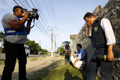 Un reportero de las noticias de televisión reacciona luego de que el periodista  Gelson Domingos da Silva fue baleado y asesinado (AP)