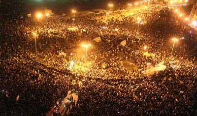(في مصر، المحتجين المطالبين بالتغيير الديمقراطي يتجمعون في ميدان التحرير. (الفرنسية