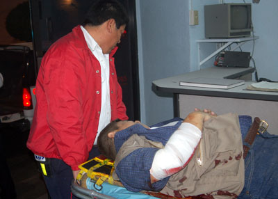 Jaime Orozco es retirado en camilla tras el ataque contra El Mañana el 6 de febrero del 2006. (AP/Sandra Jasso - El Mañana)
