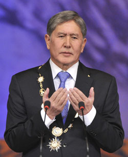 Алмазбек Атамбаев, новый президент Кыргызстана, принял присягу в Бишкеке в четверг (AP)