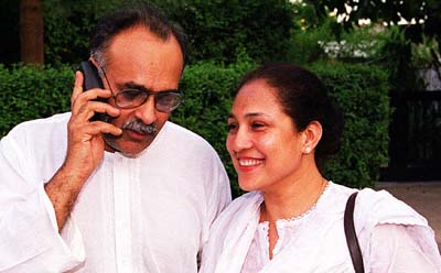Pakistani journalists and CPJ award winners Najam Sethi and Jugnu Mohsin in 1999. (Saeed Khan/AFP)